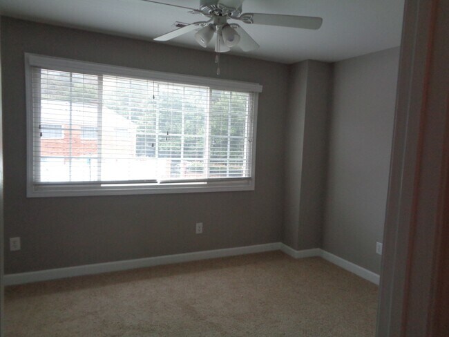 Building Photo - 1336 Green Oaks Ln