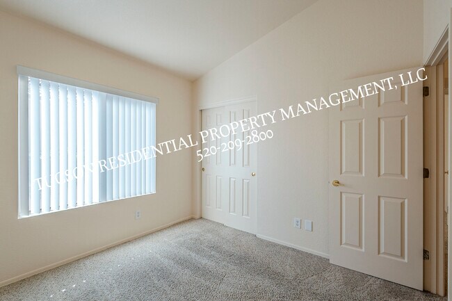 Building Photo - 11174 N Sand Pointe Dr