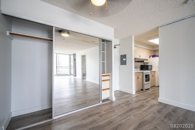 Building Photo - Beautifully maintained 1BR/1BA/1PKG unit i...