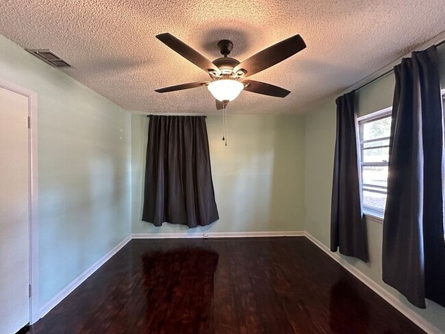 Building Photo - Beautiful 3 Bedroom- 1.5 bath Home Availab...