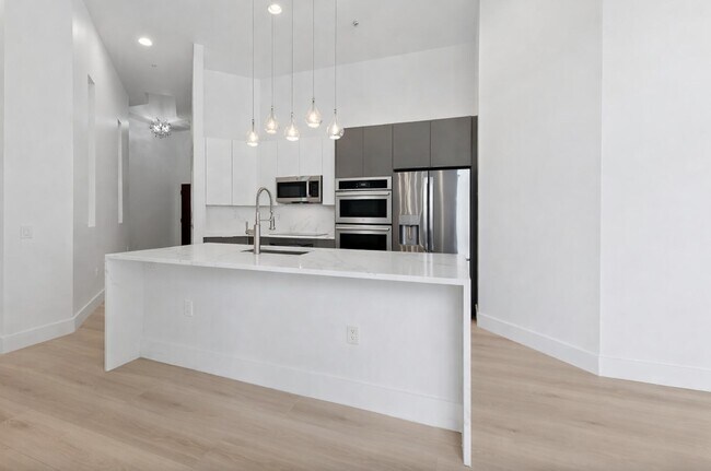 Building Photo - 300 S Australian Ave