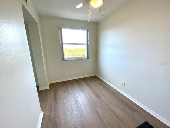 Building Photo - 6315 Shoreline Dr