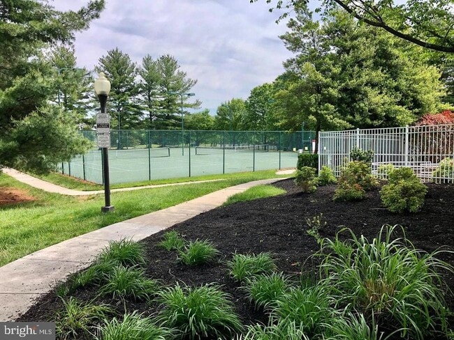 Building Photo - 5000 Hollington Dr