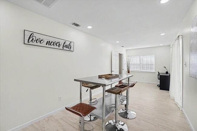 Building Photo - 713 Stafford St