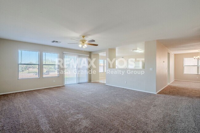 Building Photo - Spacious Living in SK Ranch!