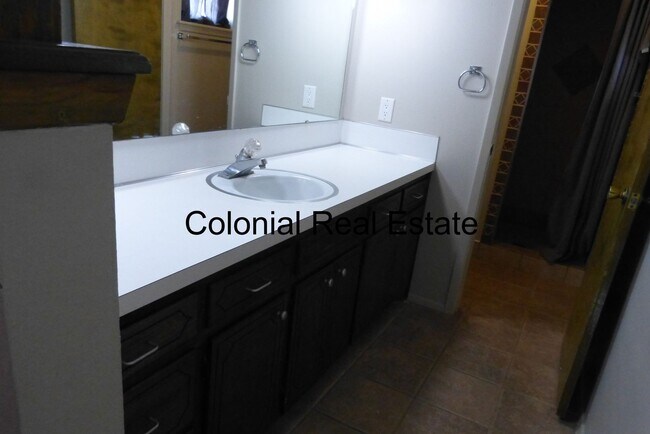 Building Photo - Spacious 3 bedroom 2 bathroom home