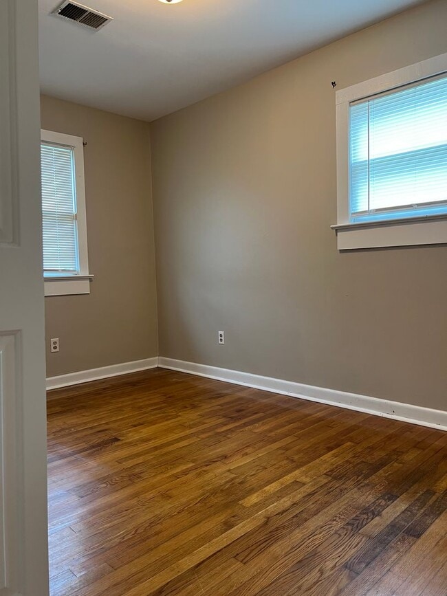 Building Photo - 223 Larissa Dr