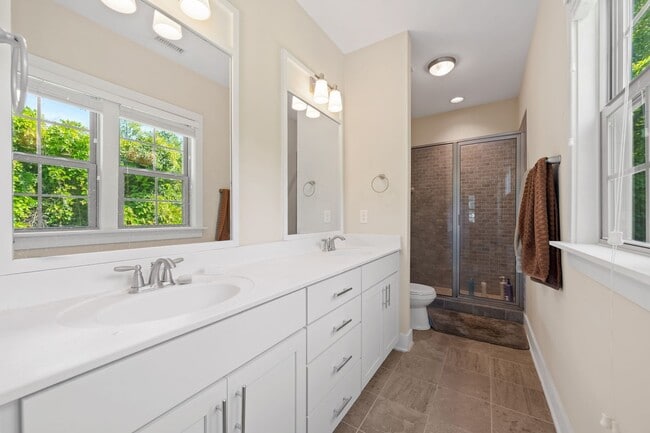 Building Photo - Delightful 3 bed, 2.5 Bath in the Heart of...
