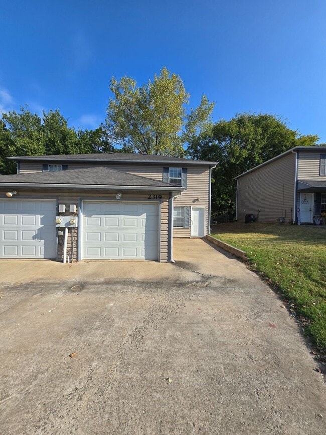 Building Photo - 2200-2202 Parks Edge