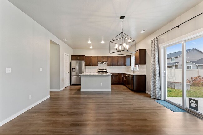 Building Photo - Upgraded 4 Bed 2.5 Bath Home