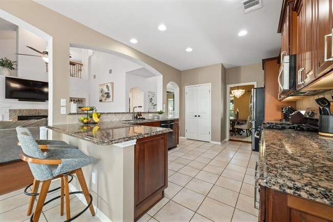 Building Photo - 13720 Shadowlawn Trace