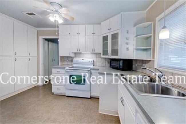 Building Photo - 933 E Cucharras St