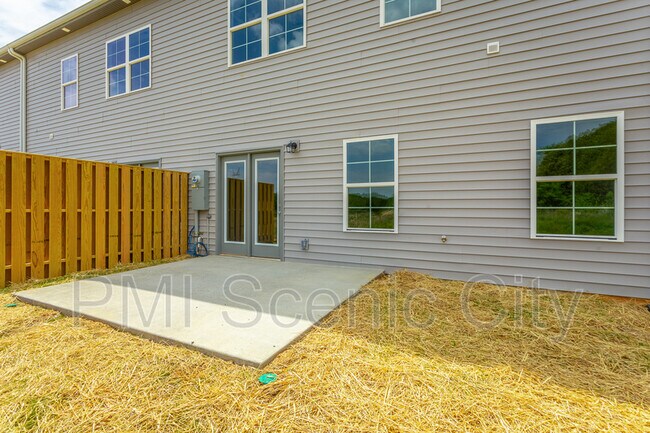 Building Photo - 591 Bellingham Dr NE