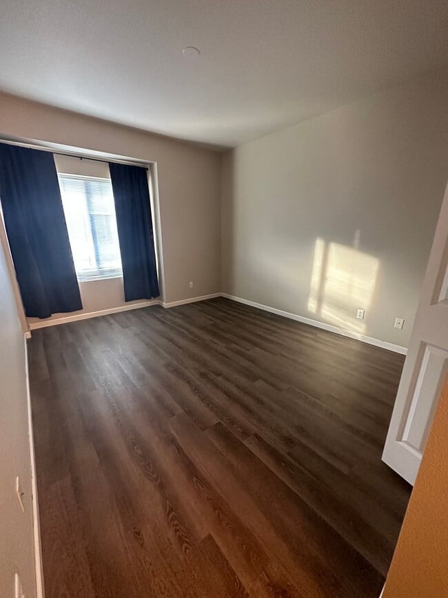 Building Photo - Updated 2 bed, 2 bath Upper Level Condo