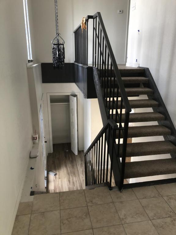 Building Photo - 6112 S Lakewood Ave