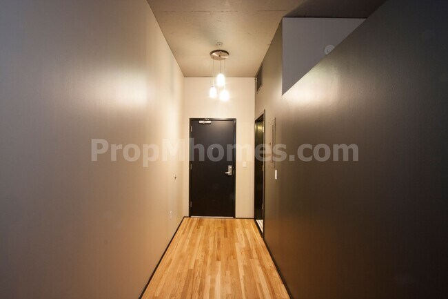 Building Photo - Vibrant One Bedroom Loft w/ City Views In ...