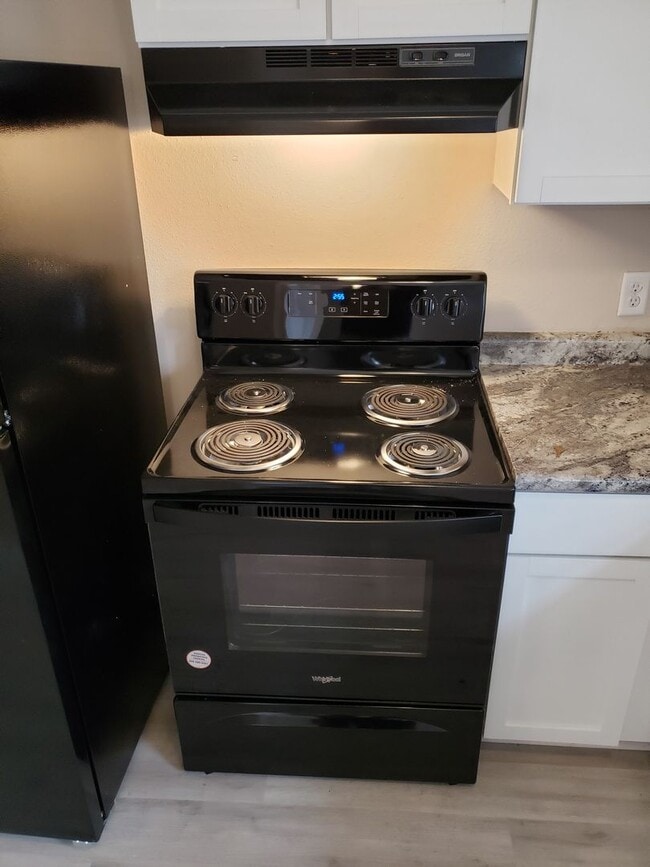 Building Photo - SPACIOUS 3 BEDROOM 2 BATH AVAILABLE NOW!!