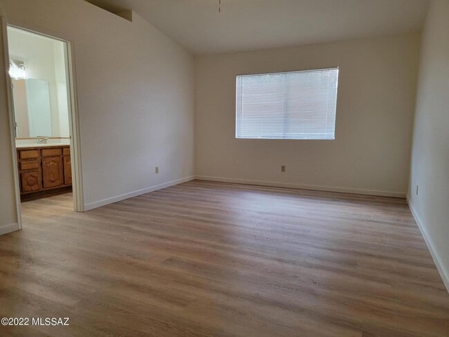 Building Photo - 9689 N Donegal Pl