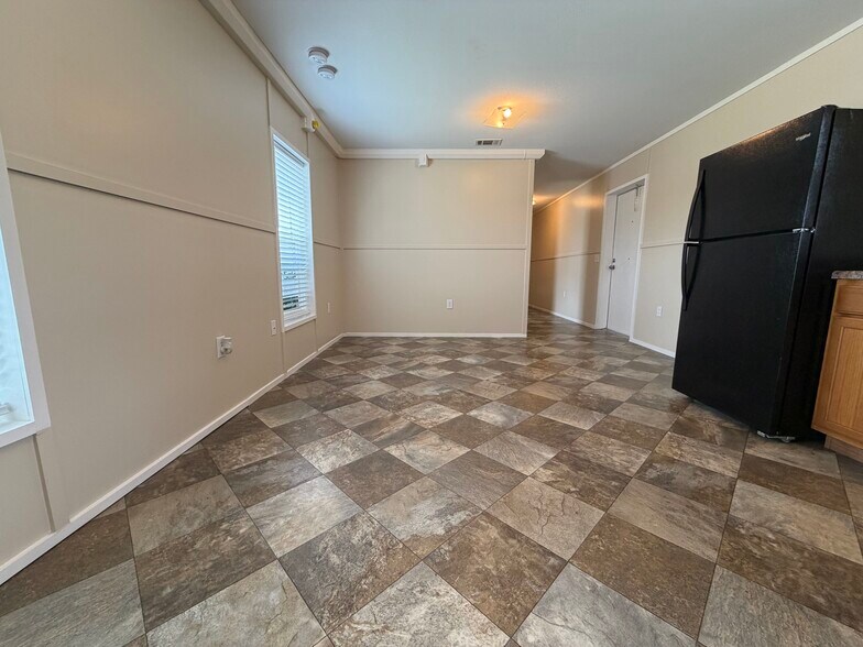 Building Photo - 709 N Collins Fwy