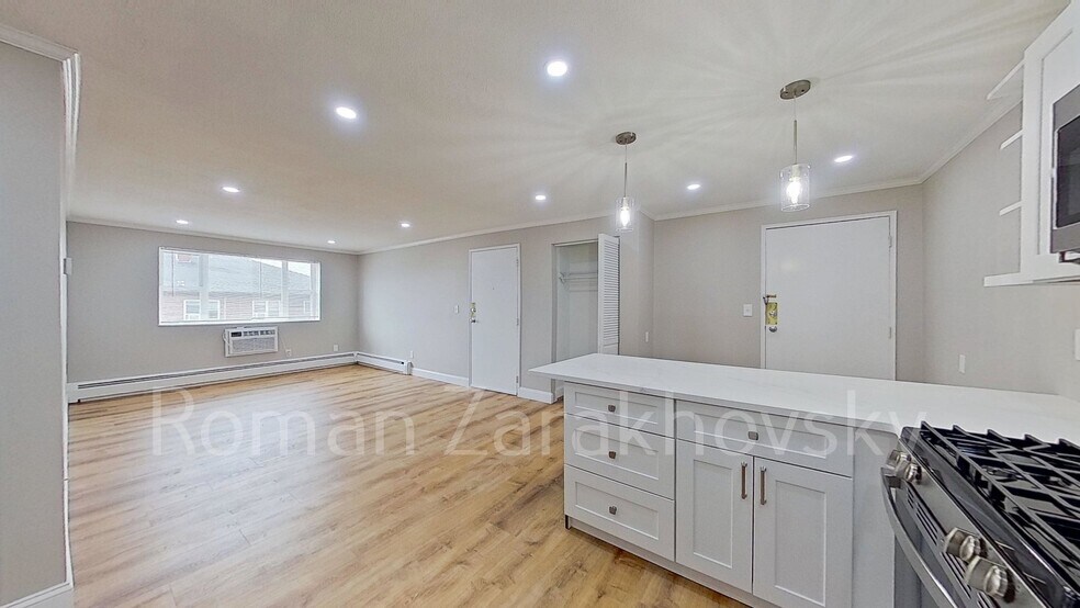 Building Photo - 979 Fellsway Rd