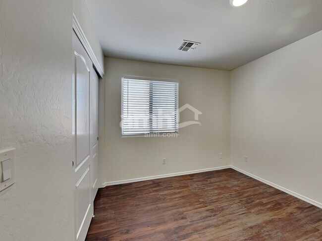 Building Photo - 11409 W Davis Ln