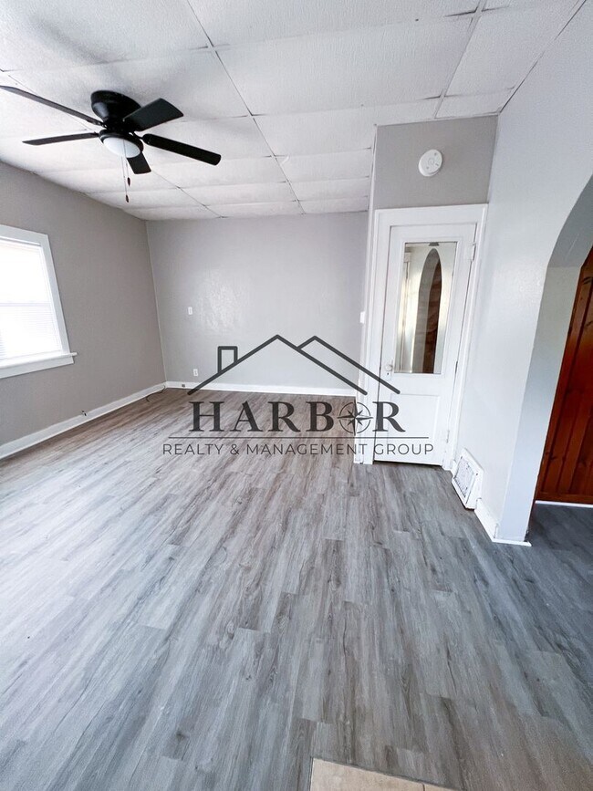 Building Photo - Recently Renovated 2 Bedroom Home!! Special: Half Off First Months Rent