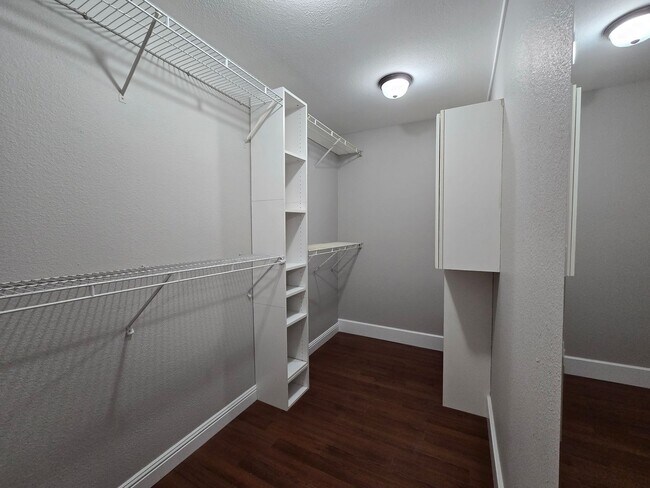 Building Photo - 560 Greenbriar Townhouse Way