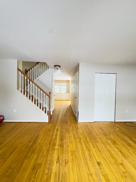 Building Photo - 102 Hopkins Ct