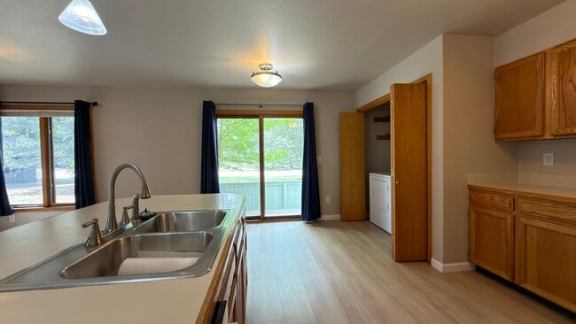 Building Photo - Great Townhome in Mid Town Fort Collins