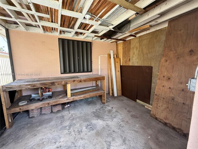 Building Photo - 1721 NE 48th Ct