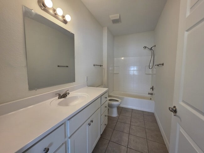 Building Photo - 3/2/2-Oakdale Floorplan