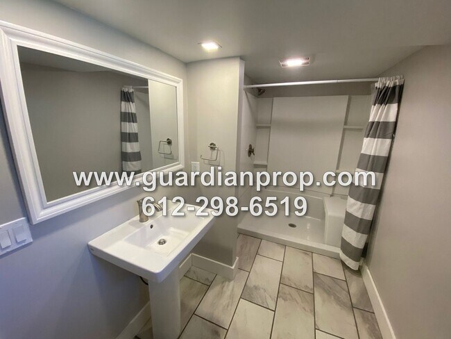 Building Photo - House Available September 1 in Mounds View...