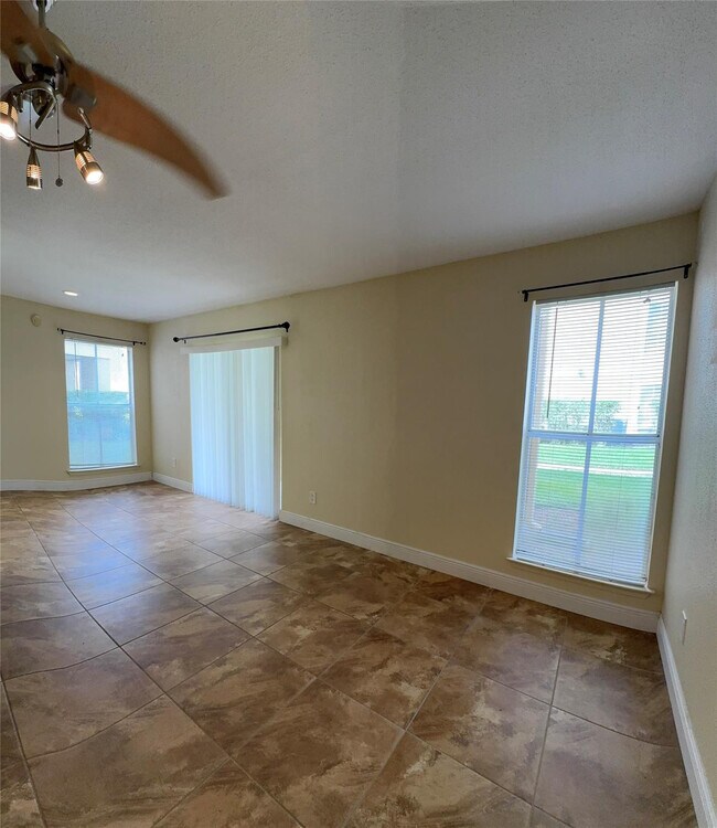 Building Photo - 805 Riverside Dr