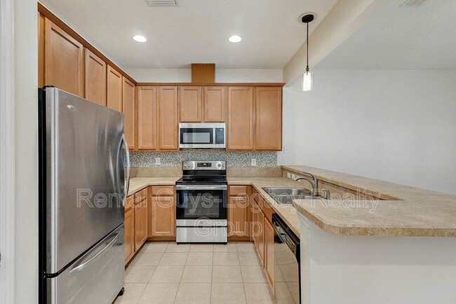 Building Photo - 5868 Pavilion Dr
