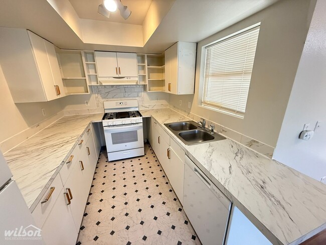 Building Photo - MOVE IN SPECIAL!! Move TODAY! Modern Townh...