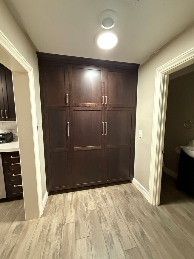 Building Photo - 1065 Del Moll Dr