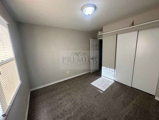 Building Photo - 6111 E 153rd St #B, Grandview, MO 64030 2B 1B - rent $895 / Move in ready/