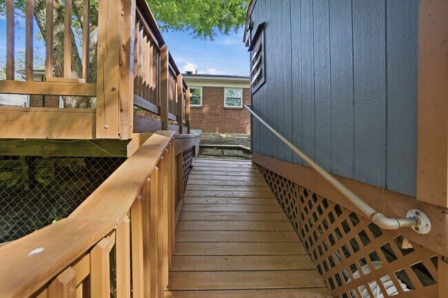 Building Photo - Three Bedroom Home with Great Outdoor Entertainment Space!