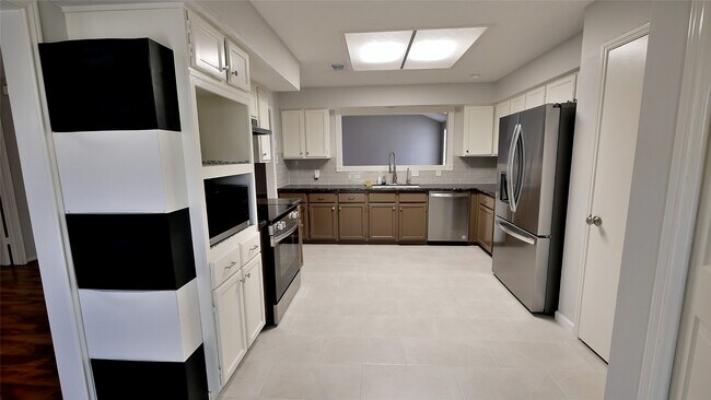 Building Photo - 12800 Briar Forest Dr