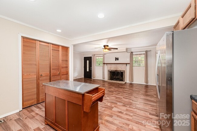 Building Photo - 6118 S Rocky River Rd