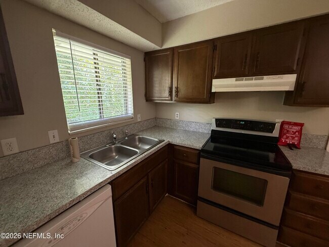 Building Photo - 808 Meadowbrook Dr