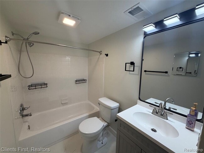 Building Photo - 204 Princeton Dr
