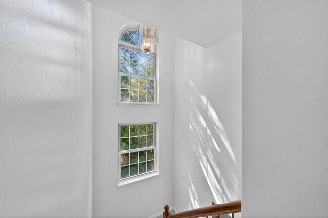 Building Photo - 531 NY-211