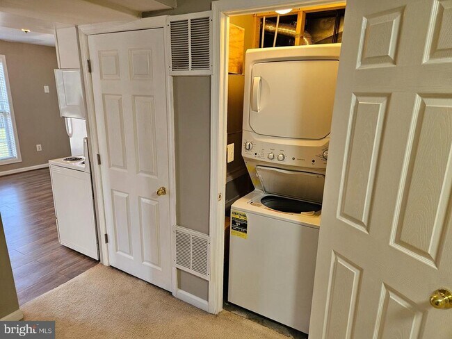 Building Photo - 9296 Hillis Ct