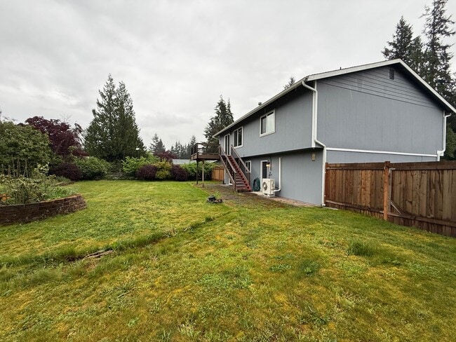 Building Photo - Beautiful Split-Entry 4 Bed 3 Bath Home Fully Fenced Yard