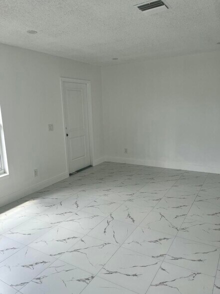 Building Photo - 2747 Summit Blvd
