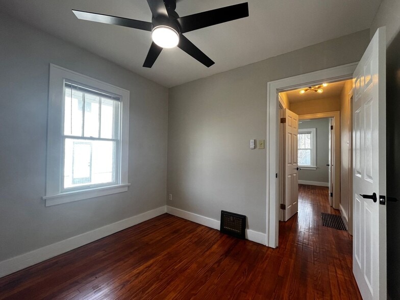 Building Photo - 1643 Hinton Dr