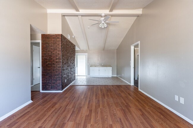 Building Photo - Cute 4 bedroom House