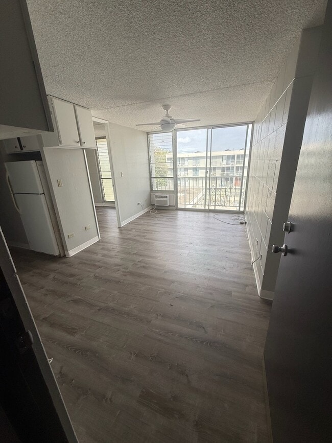 Building Photo - Sunny 2-Bed in Honolulu with Pool, BBQ Area, and Covered Parking - Close to UH-Manoa