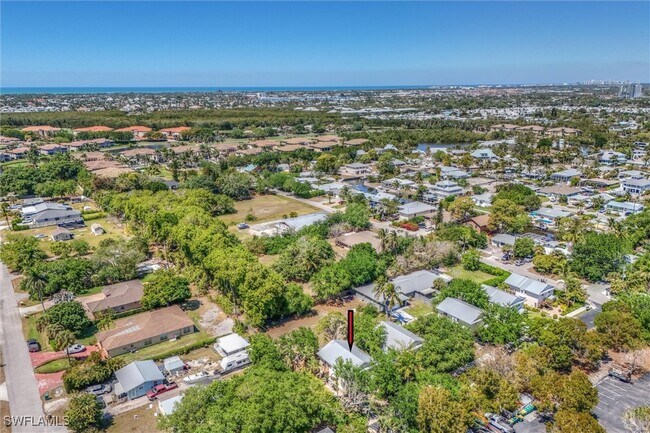 Building Photo - 2800 Lakeview Dr